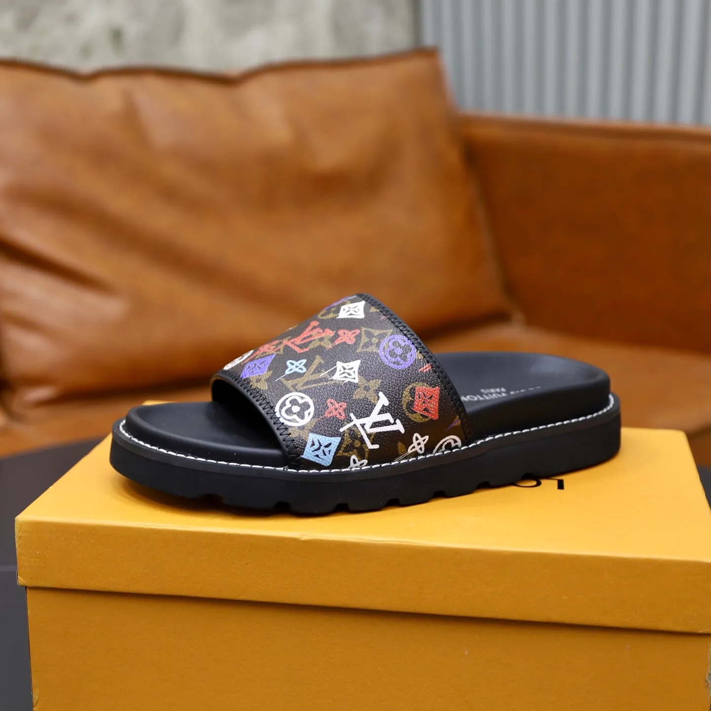 Ex-factory price: 320💰🙅‍♂️🙅‍♂️🙅‍♂️ Brand: LV Louis Vuitton Standard code: 38-45 Grade: Same as the official website Material: Original material design Original rubber wear-resistant molded outsole Style category: Men's fashion sandals Distinguished luxury brand elements Top luxury Color: Actual picture color